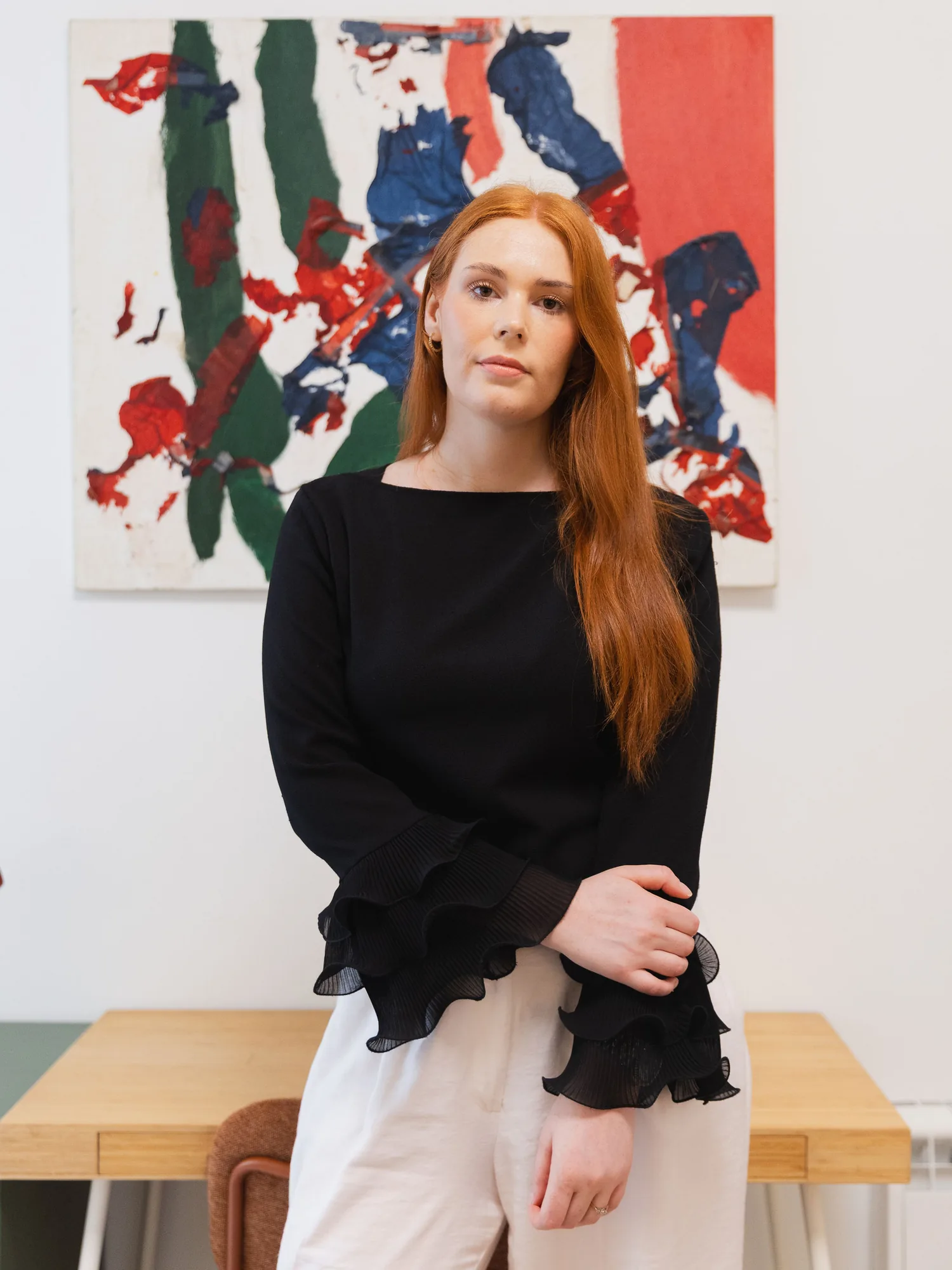 Eva Martínez, psicóloga de terapia sistémica sentada en su consulta