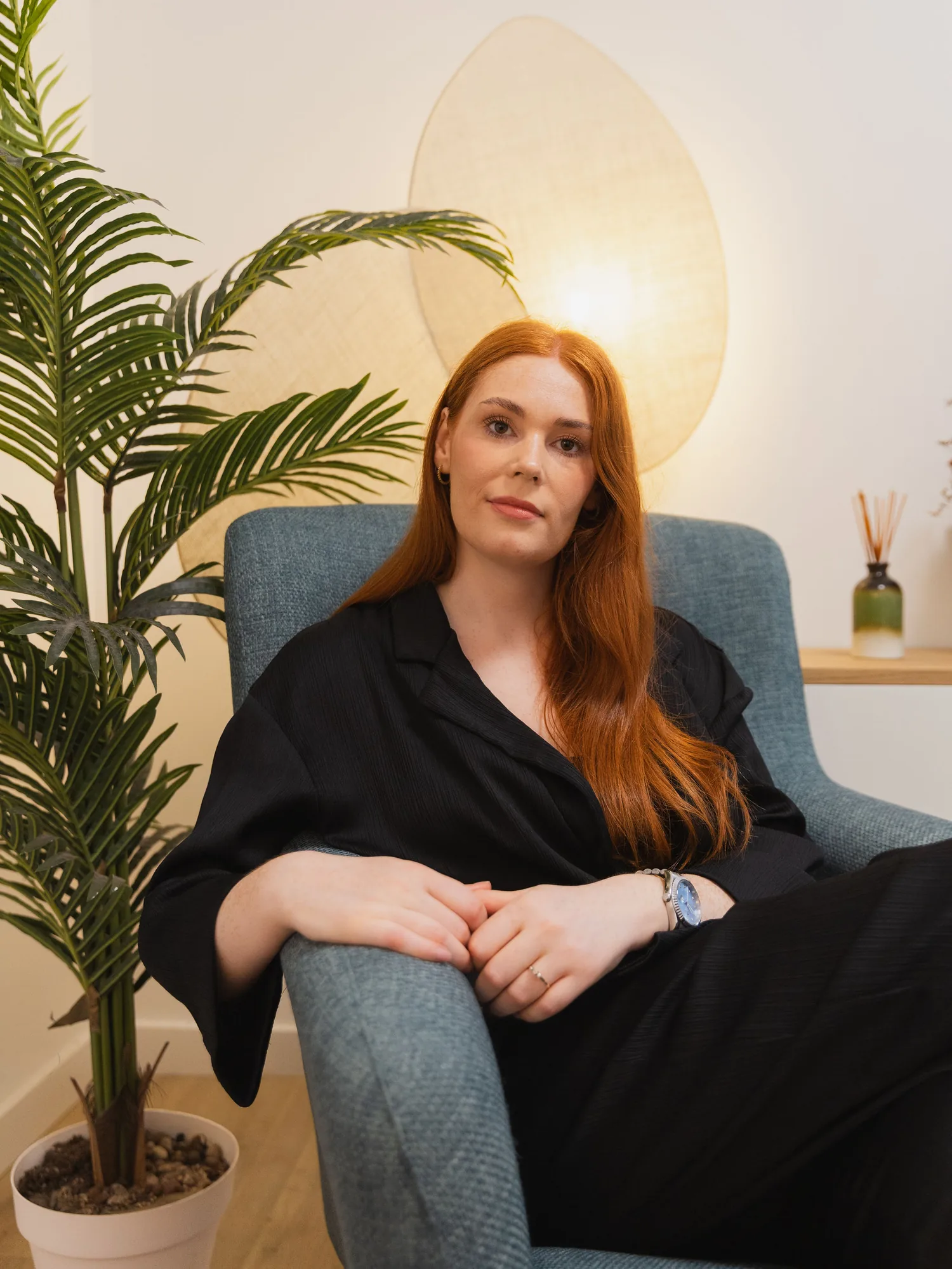 Eva Martínez, psicóloga con especialización perinatal, junto a la ventana