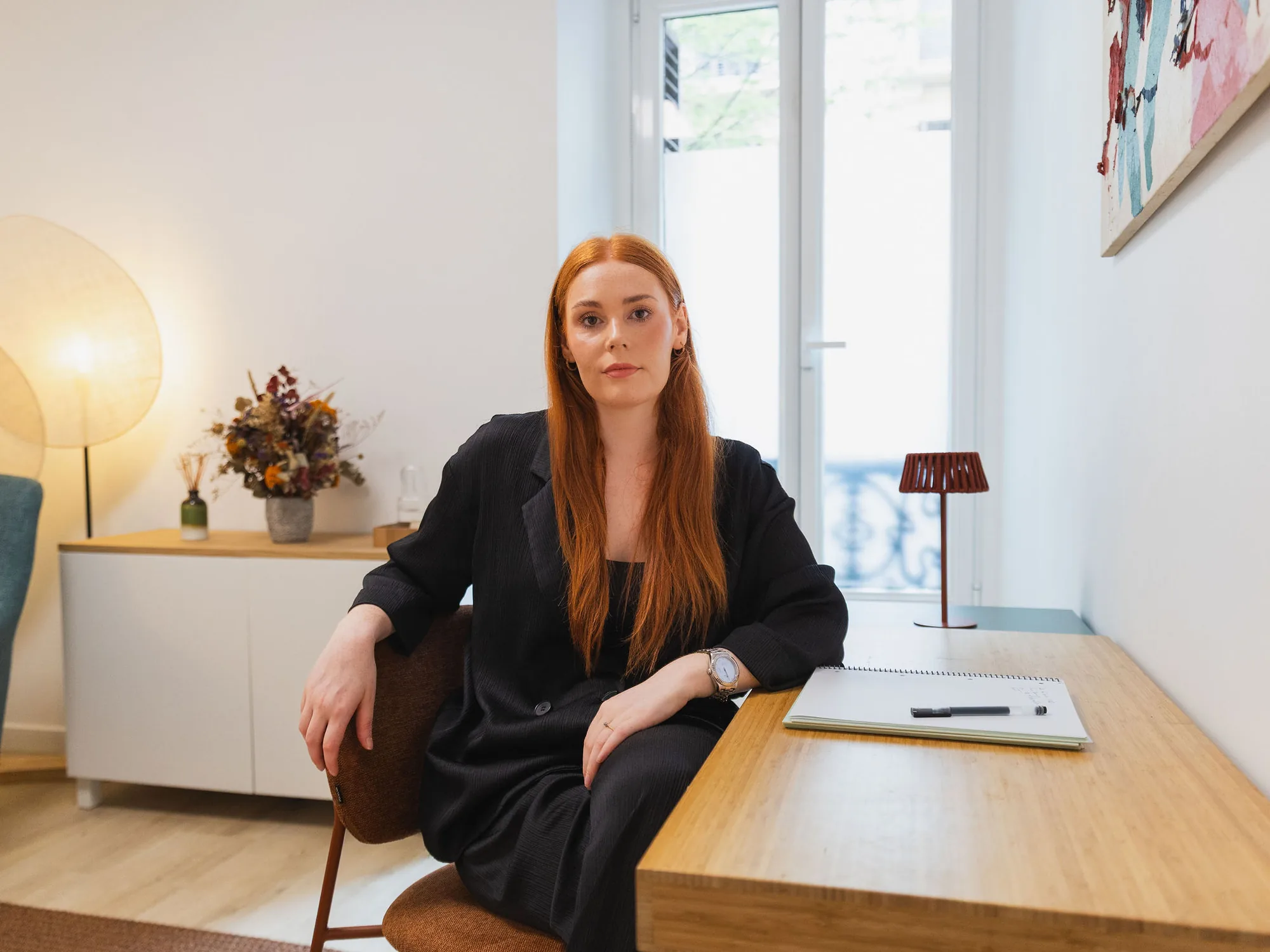 Sala de consulta con sillones para sesiones de psicoterapia